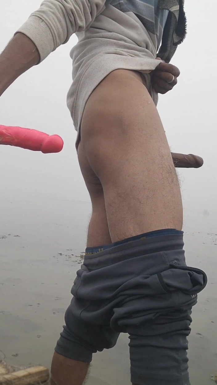 Desimast7: Cậu bé hứng tình đụ đít với đồ chơi bên trong ao