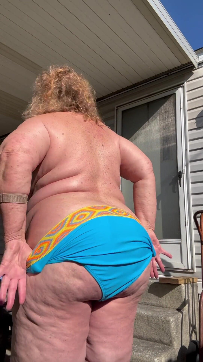 Big Ass 4 U: Outdoor Strip