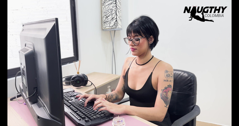 NaughtyColombia: Dívka z call centra masturbuje se svým klientem