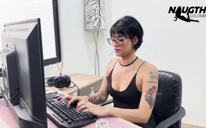 NaughtyColombia: Девушка из колл-центра мастурбирует со своим клиентом