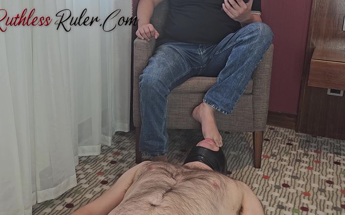 Ruthless ruler - maledom: Pies matutinos y puta lamiendo