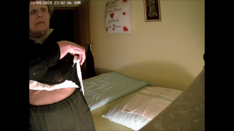 Heisseoma: Abuela caliente se acuesta con calzoncillos blancos