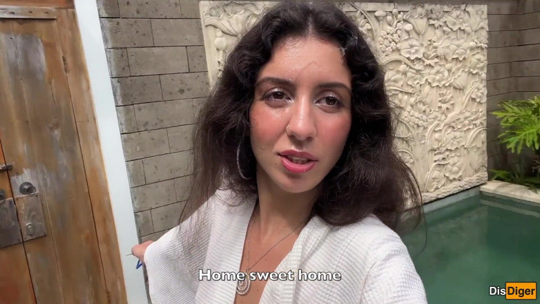 Dis Diger: Housewife Repairman with Her Pussy and Went for a Walk...