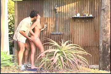 Perfect Porno: Nena caliente en la ducha es follada por una gran...