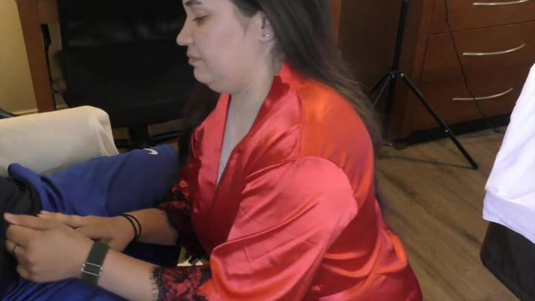 Real Amateur Sluts: Mackenzi'nin kırmızı bornoz büyük zenci yarağı sakso ve anal seks