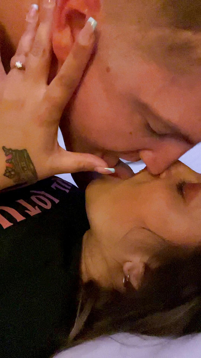 Filthy British Couple: 荡妇告诉绿帽男她想要新婚之夜群交