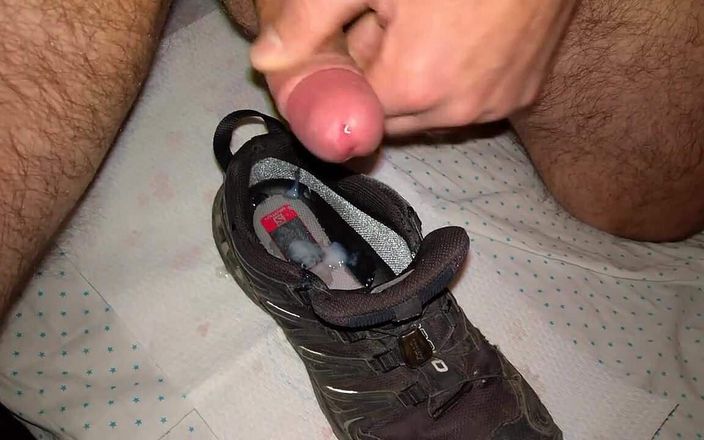 Cicci77 cum for you: Fetish Masturbation with Cumshot in a Stinky Shoe!