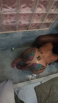 2 Sexy Sluts Eating Pussy in the Shower