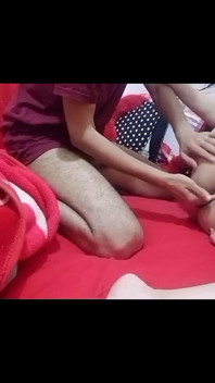 그녀의 의붓여친이 들어와서 발에 붙들지 못했다