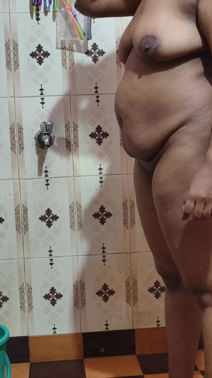 Realmallucouplevlog: Fată indiană Mallu făcând baie și are nevoie de mai mult...