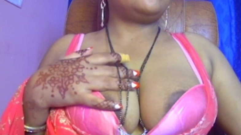 HotGirl21: Une fille desi sexy aux seins magnifiques montre ses seins à...