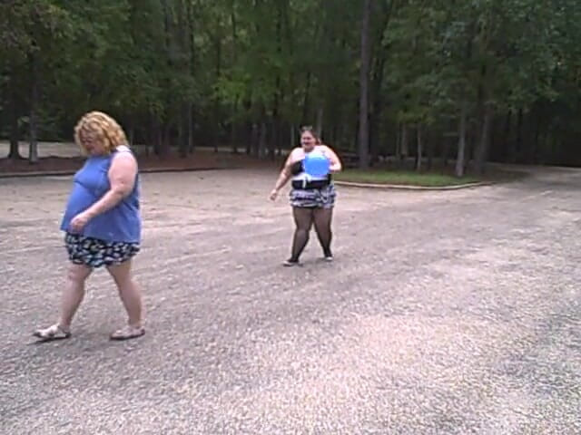 BBW nurse Vicki adventures with friends: BBW gals grać siatkówkę z balonami
