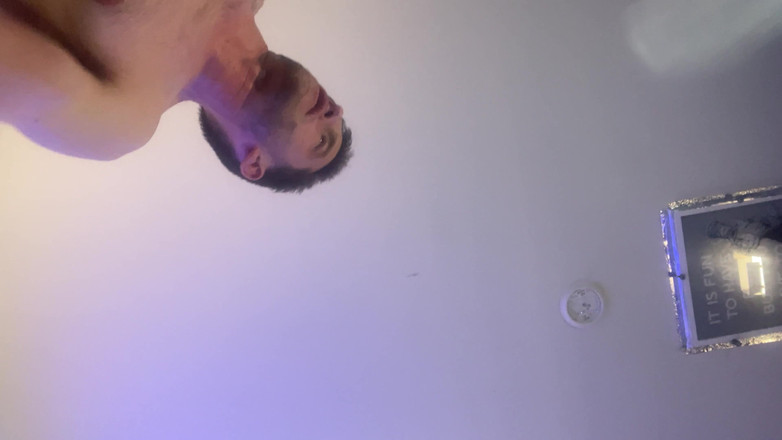 Savage confidence: Auf dem bett liegen mit Kamera zwischen meinen beinen sehen...