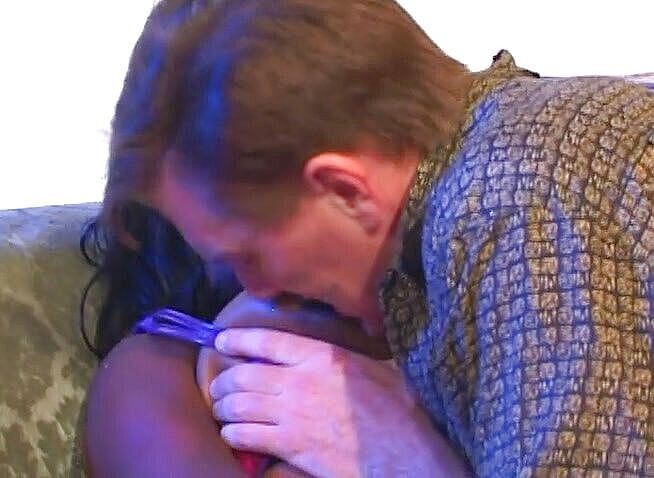 Analiscius: सांवली लड़की गोरे आदमी के लंड को खुश करना चाहती है