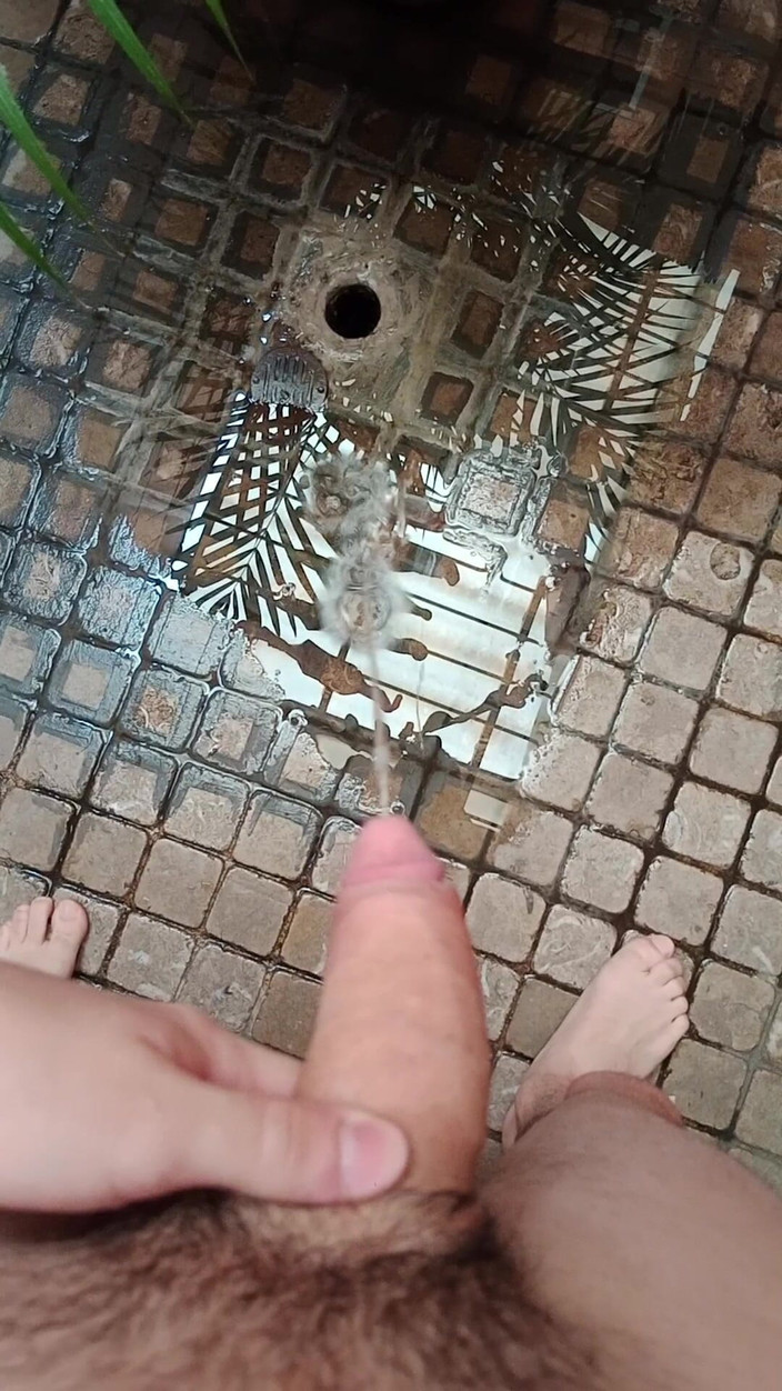 charlessteel: Đi tiểu trong sân