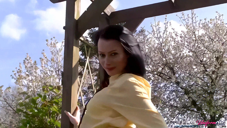 College Uniform: In the Sun Con Kelli Smith