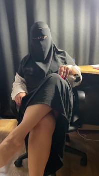 Syrian MILF Shows Pussy