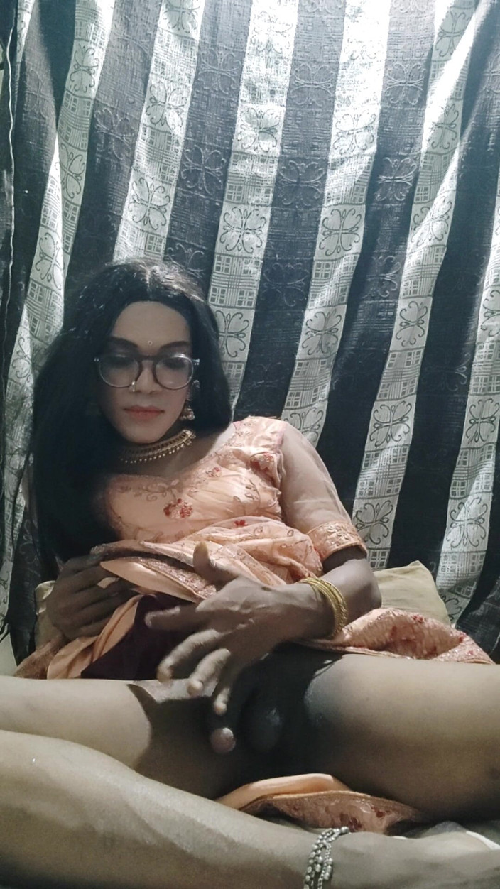 Keerthanakeerthi95: Desi indická Shemale stříká v tradiční Lehanga a jí její...