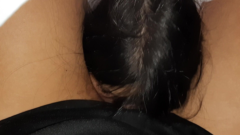 Lesbian-illusion: 当我的女朋友正在学习考试时，我们的邻居在毯子下玩弄我的阴户