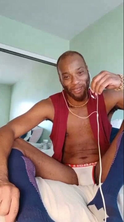 Kennie Jai: Un joueur reçoit de l’aide de son entraîneur pendant qu’il...