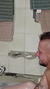Ben ve üvey kız kardeşim banyoda
