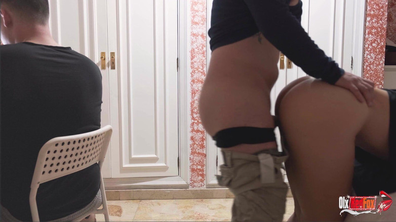 OlxRedFox: Soția își fute prietenul în timp ce soțul ei încornorat lucrează