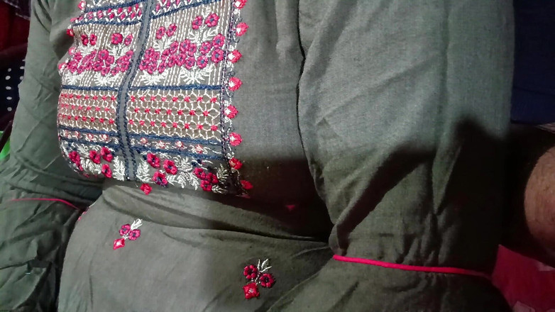 Pakhi0705: 我的前情房东已婚继女在午夜偷偷来了 - 为了知道我怎么样