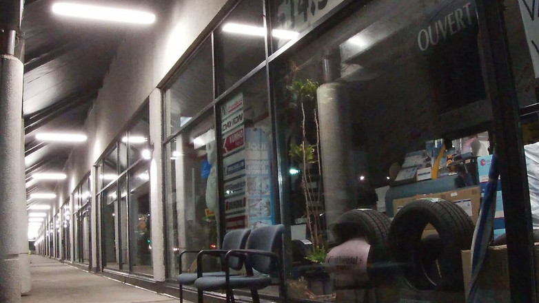 JonasBen: Una sissy matura sissy tv spaventata di essere sorpresa all'aperto...