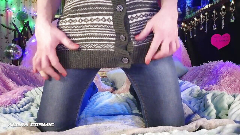 Alexa Cosmic: 弄湿我的牛仔裤。穿着蓝色牛仔裤撒尿。