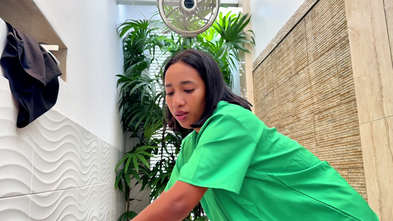 Leyne Rodriguez Ts: Čtyřruční masáž se šťastným koncem a sexy shemale!