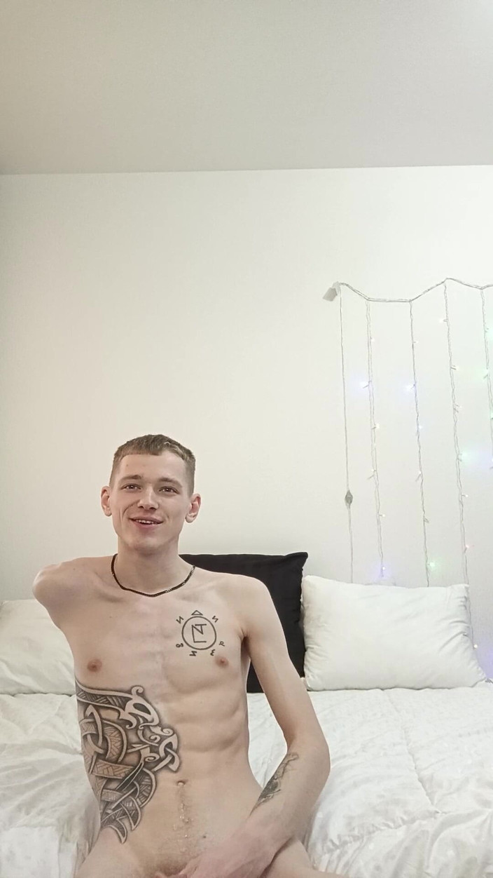 endo_wolf: Endo si masturba, mostra il suo buco e usa un...