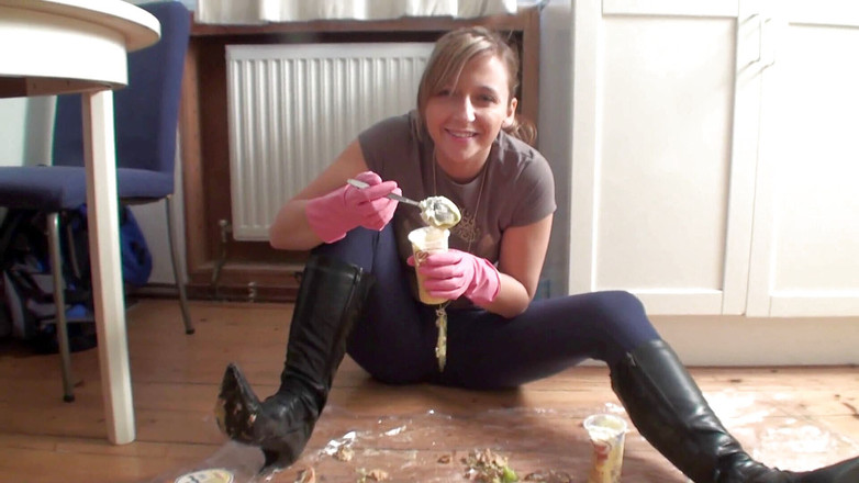 Femdom Austria: Jouer avec la nourriture et la piétiner