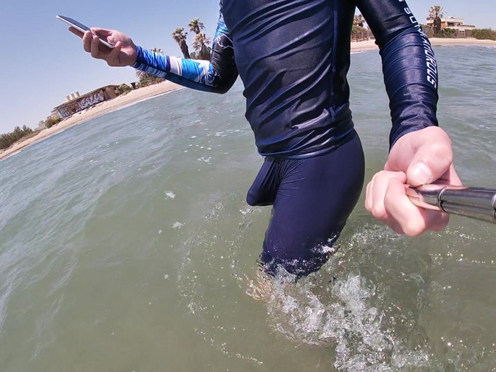 Cool Body: Surfer gaat rechtop in zijn Lycra voor het plezier van...