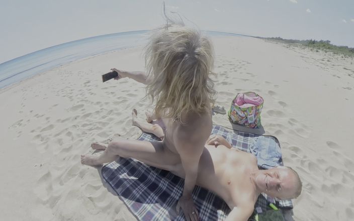 Gigi and David: Jen pro fanoušky, něco víc z pláže, shemale nudistické setkání...