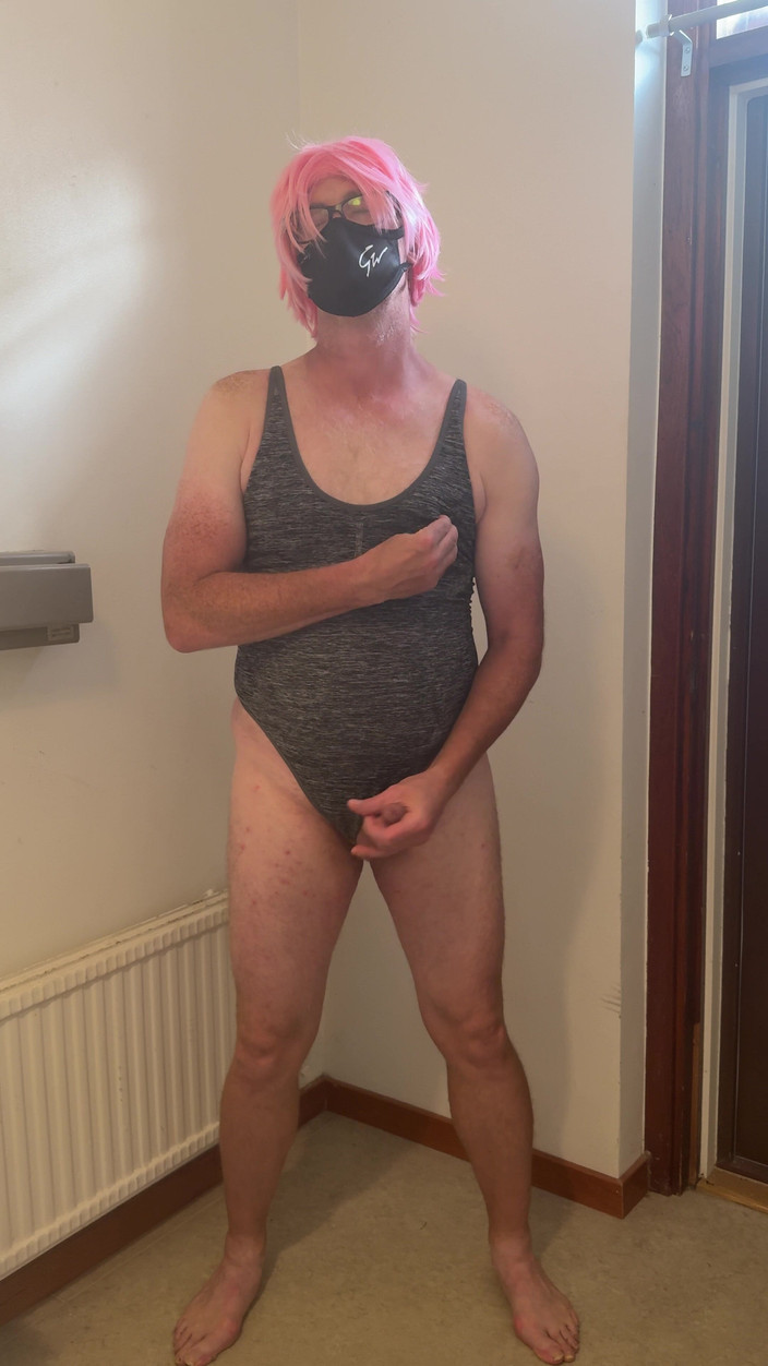 Julia Trans: Повія в рожевому волоссі мастурбує і кінчає і мочить себе