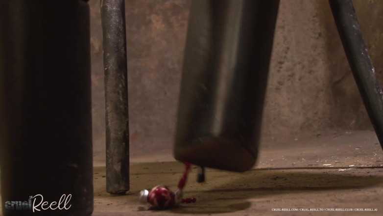 Cirque de Reell: Giantess Trampling with High Heels