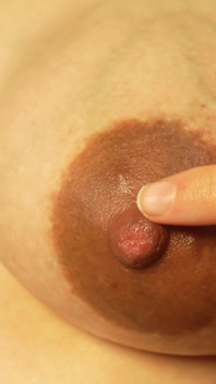 Je joue avec le gode, je fais des visages drôles, je me masturbe avec mon ventre, je joue avec mes seins et chevauche le gode