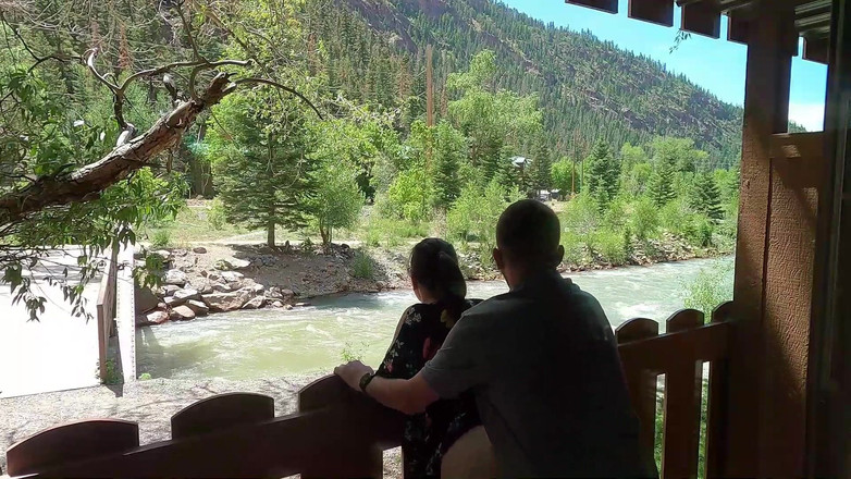 Lilith Rhodes: Venkovní sex zezadu na hotelovém balkóně