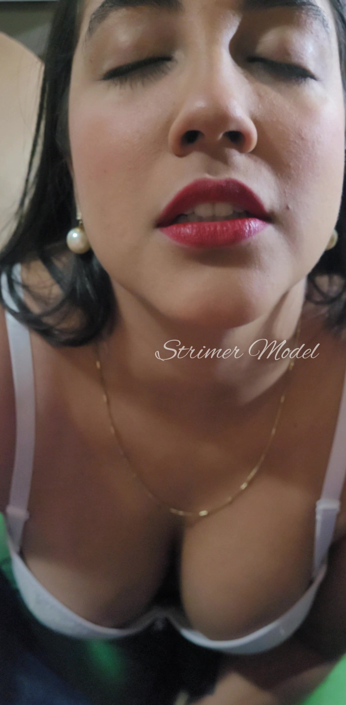 Strimermodel: 얼굴에 재채기