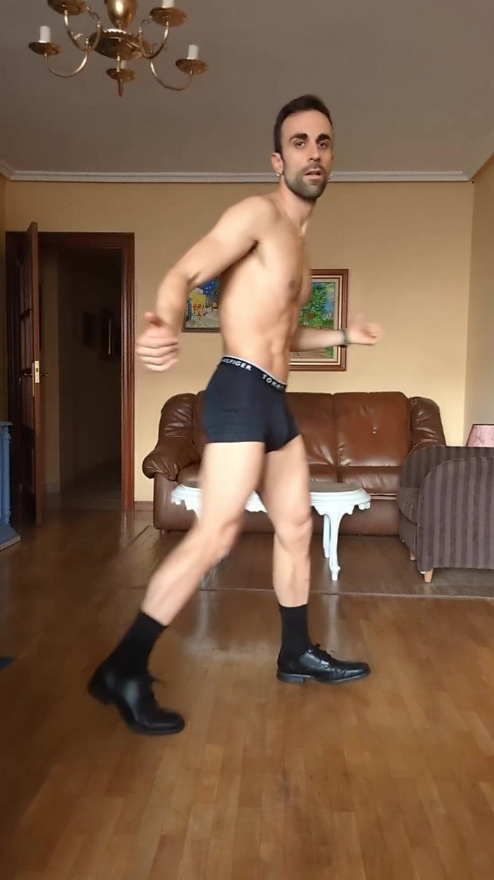 Zeus Ray: 私は軍服を着てストリープツを作っています