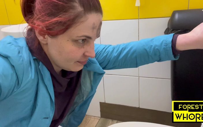 Forest-Whore: Mijn domme varken #6 eet vuilnis
