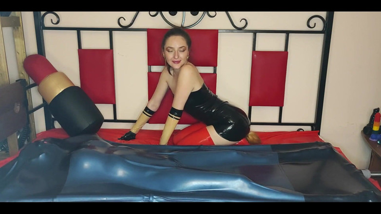 Bonita_sexygirl: Two Latex Goddesses, Latex Outfits, Sweat, Latex Vacuum Bed