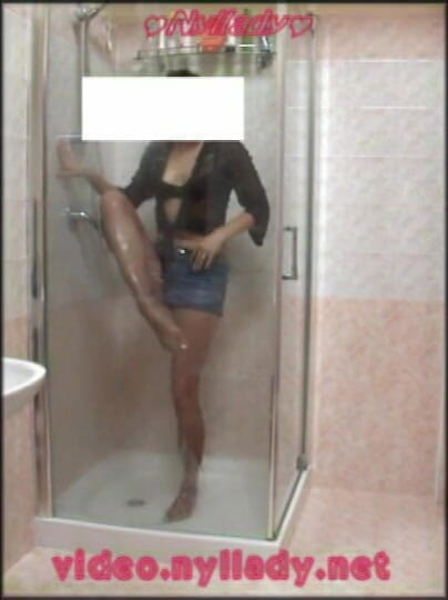 Nyllady: Pod prysznicem z rajstopami