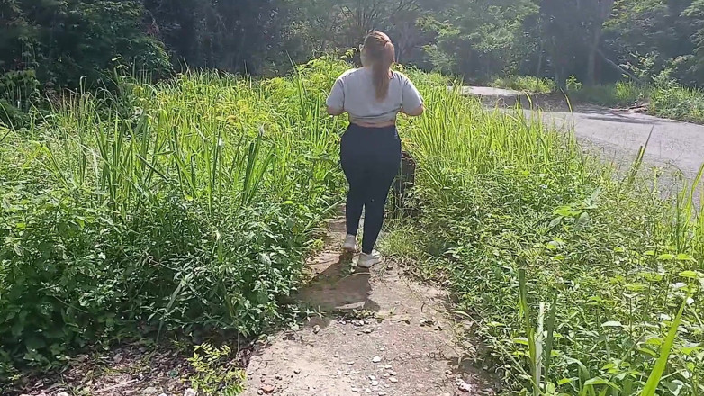 SugarPose: Baculatá Latina ukazuje její zadek a prsa venku