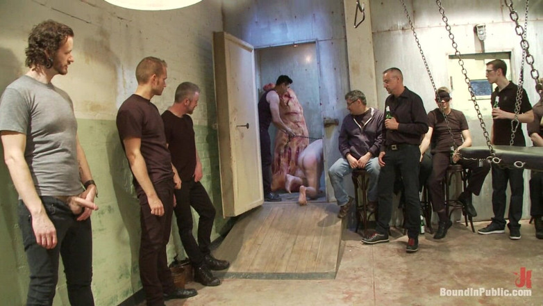 Bound in public: Grande stallone viene sbattuto il culo nel mattatoio