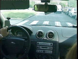 Real Home Made: Mladá blonďatá děvka vyzvednutá v parku pěkně kouří