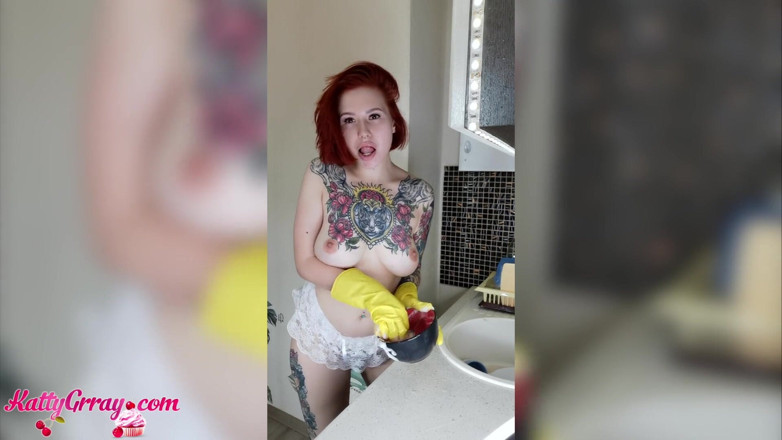 Katty Grray: Red-haired bitch caresses her body on
