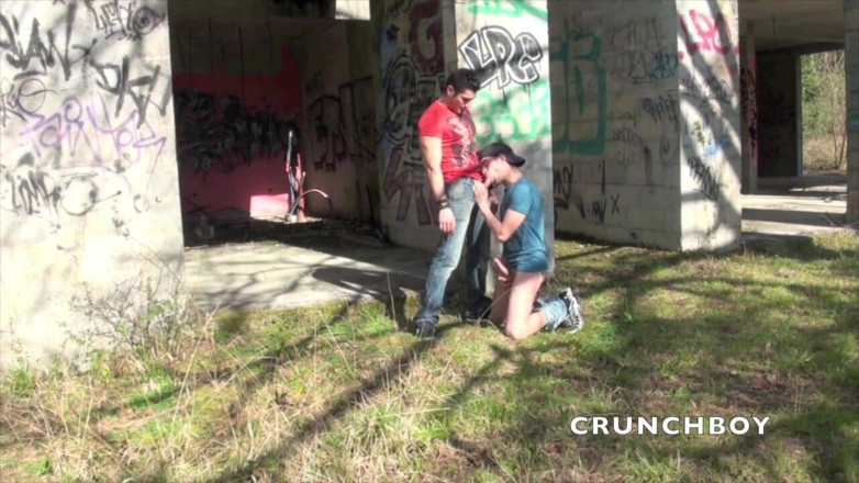 Crunch Boy: Twee spieren sexy jongens neuken op een discrete plek buitenshuis