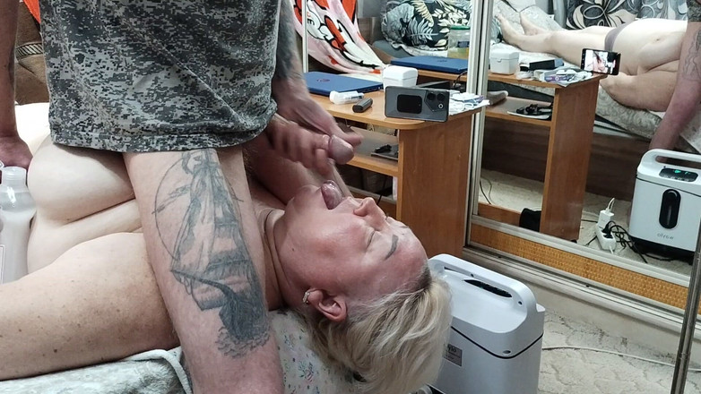 Zona901: Aku lagi asik ngocok kontolku untuk memberi makan pacarku dengan...