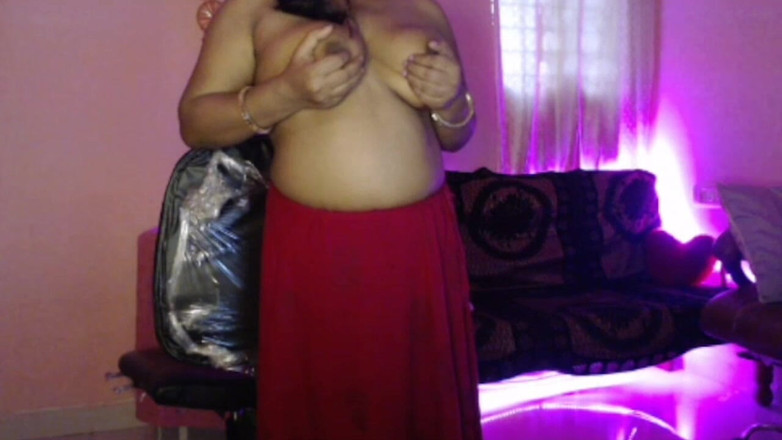 HotGirl21: 德西裸体乳头胸部按压